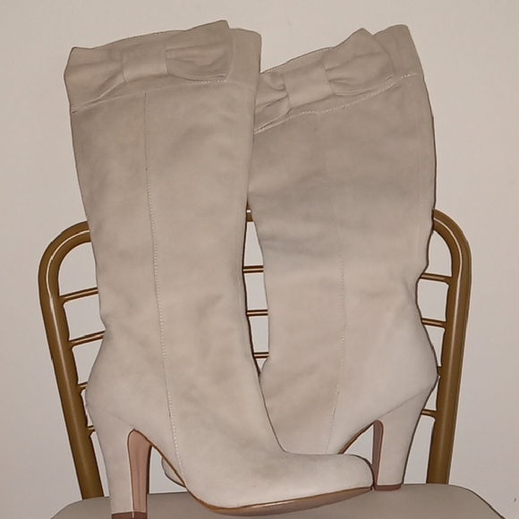 Colin Stuart Cream Bow Heeled Boots - Picture 1 of 6